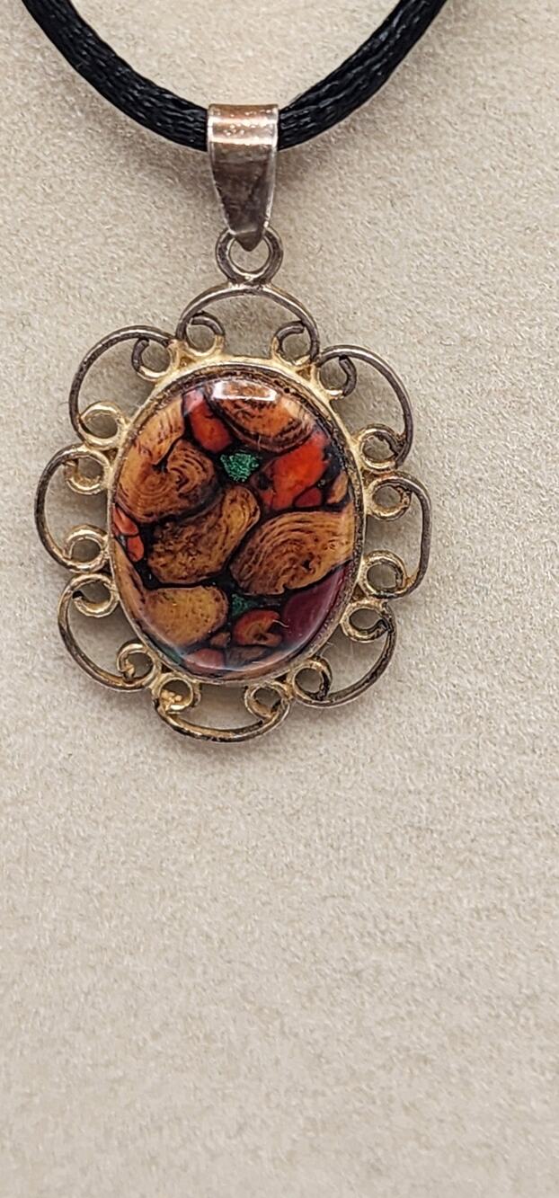 Vintage 1990s Scottish Heather Resin Pendant Necklace Resort Souvenir